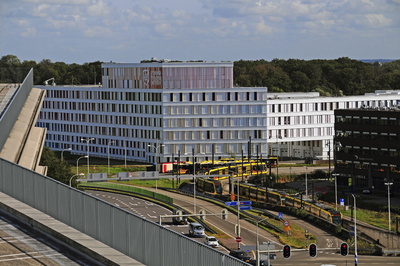 900318 Gezicht op het Prinses Máximacentrum voor kinderoncologie (Heidelberglaan 25) te Utrecht, vanaf het bovenste dek ...